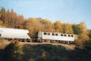 E251.002 am 19.10.2003 auf dem Bahndamm bei Braunesumpf