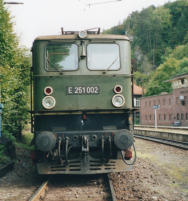 E251.002 am 29.09.2002 im Bahnhof Rübeland