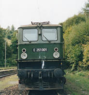 E251.001 am 29.09.2002 im Bahnhof Rübeland