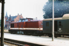 Bahnhof Güsten Bahnsteig 1 mit der 112.643-2 am 24.06.1989