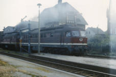 Probefahrt mit 120.373-6 und Bremslok 132.480-5 am 24.06.1989 am Bahnsteig 1 des Bahnhof Güsten