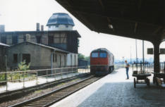 120.223-3 am 24.06.1989 am Bahnsteig 3 Bahnhof Güsten