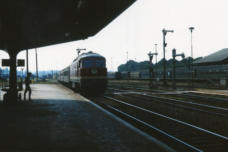132.196-7 mit dem Berliner Eilzug am 24.06.1989 am Bahnsteig 4