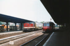 110.865-3 mit Doppelstockzug am Gleis 6 und 172.713-0 am Gleis4  Bahnhof Güsten am 24.06.1989