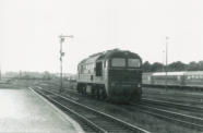 120.364-5 im Gleis 5 Bahnhof Güsten im Sommer 1987