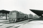120.377-7 im Gütergleis 5 Bahnhof Güsten im Sommer 1987