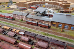 Blick über den Güterbahnhof zum Bahnbetriebswerk im Sommer 2020