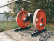 eine Treibachse des Mittelzylinders einer 44 aufgestellt vor der Teilwerkstatt des Bw Güsten