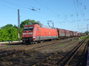 101.082-6 mit einem gemischten Güterzug nach Halle