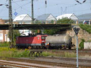 eine 143 mit kurzem Güterzug nach Magdeburg